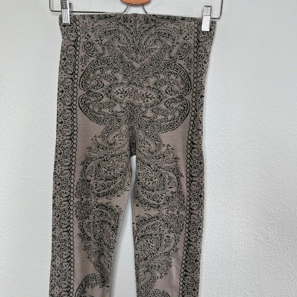 Free People Rare Boho Paisley Print Olive Green Knit Leggings Size XS - Picture 3 of 11